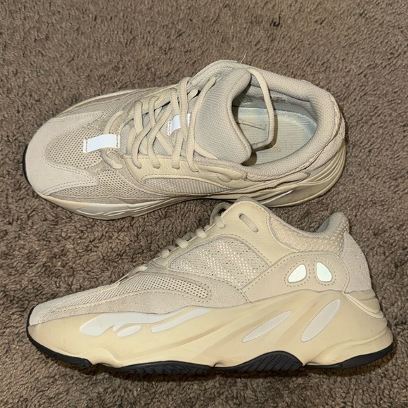 Yeezy Boost 700 Analog - Picture 2 of 8
